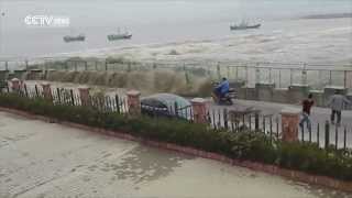 Приливная волна смыла 20 человек в Китае
