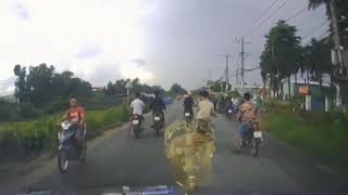 NGANG NHIÊN CHẶN ĐƯỜNG ĐỂ ĐUA XE | Tin tức 24h screenshot 2