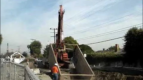 KOEHRING 1066E pulling out trench box