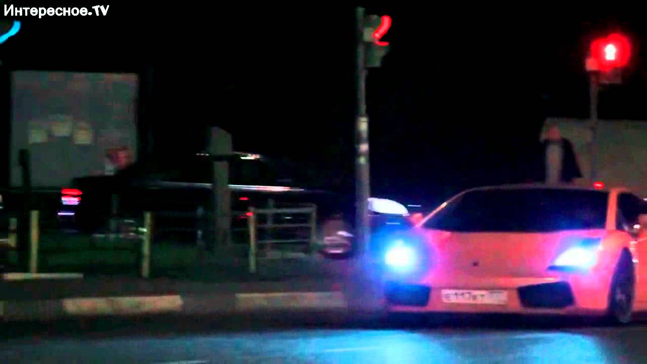 Девушки толкают застрявший автомобиль