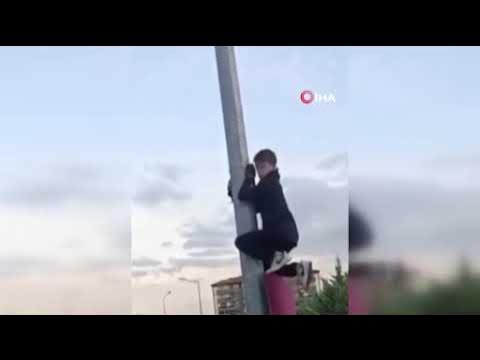 Bursa'da &ccedil;ocukların bayrak hassasiyeti duygulandırdı..Direğe b&ouml;yle tırmandılar