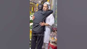 Diễn viên Bùi Công Danh ôm Linh Tý khóc nức nỡ tại tang lễ Ns Công Tài