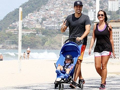 Ricardo Pereira leva família para passear no calçadão do Leblon