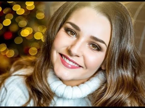 Videó: Újévi Angyal: Glafira Tarkhanova Vörös Talmi Szárnyakkal Jelent Meg Egy új Fotózáson