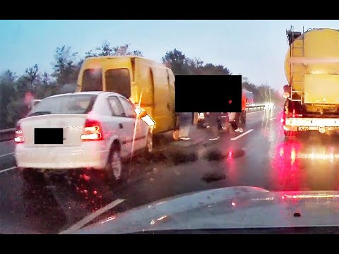 VIDEÓ: Belerohant a furgonba, majd elkezdték gyepálni a 4-esen
