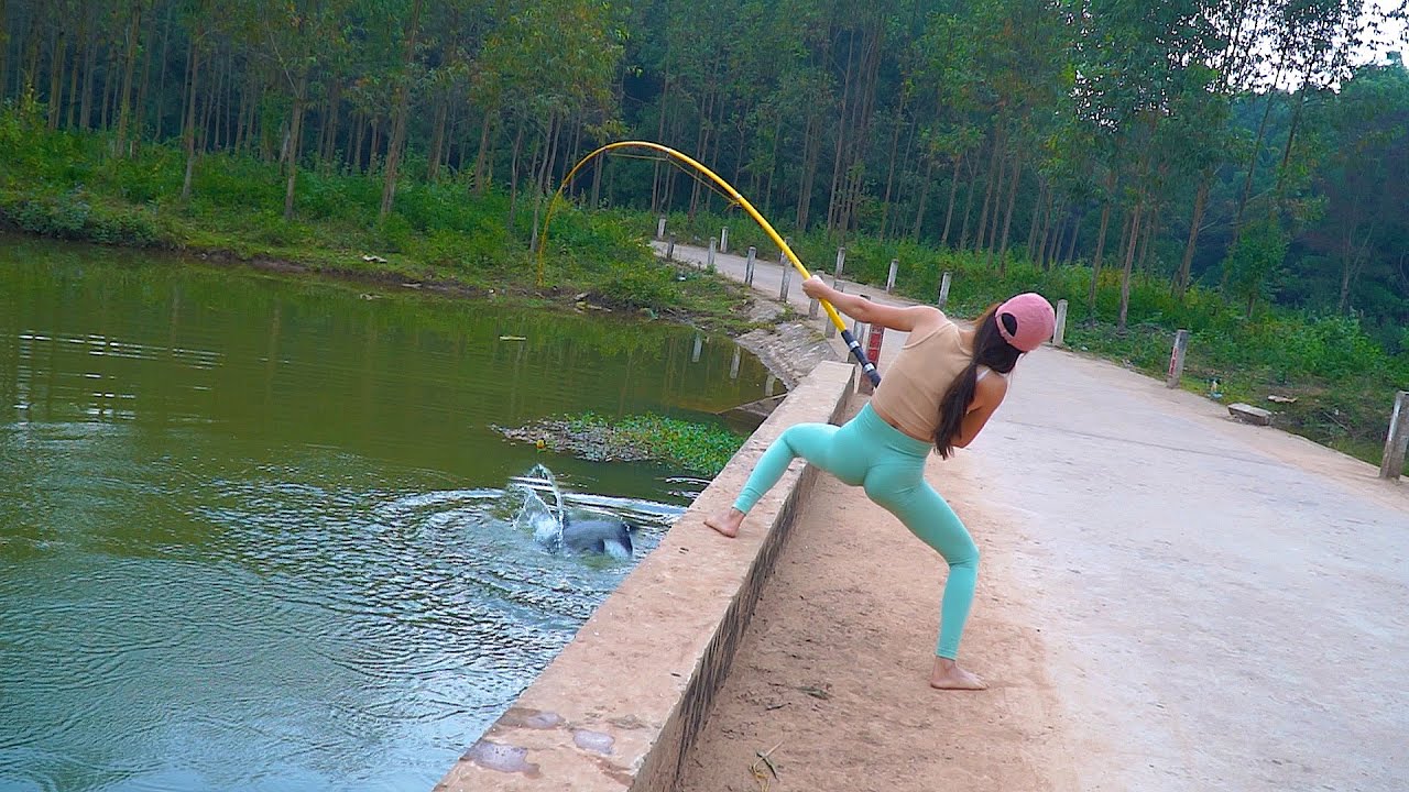 Hook Fishing Fishing Village Girl Fishing Big Black Carp