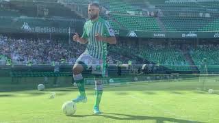 Fekir toca balón en su presentación como jugador del Real Betis