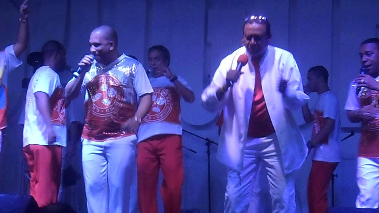 Rico Medeiros canta o samba de 1978 do Salgueiro na quadra