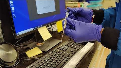 Mini GC Injecting the Sample (2/4)