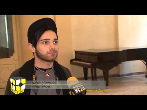 ნიკოლას ქანთარიას ახალი პროექტი - მაღალქუსლიან ფეხსაცმელებზე ამხედრებული მოდელი მამაკაცი