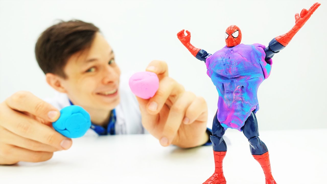 ⁣Доктор Ой создает суперброню для Человека Паука! Игры для мальчиков в больничку для игрушек