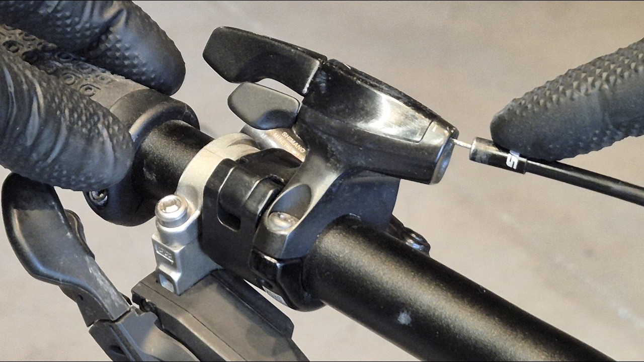 Блокировка не работает или застряла. Рычаг не возвращается в исходное положение. Почините демпфер...