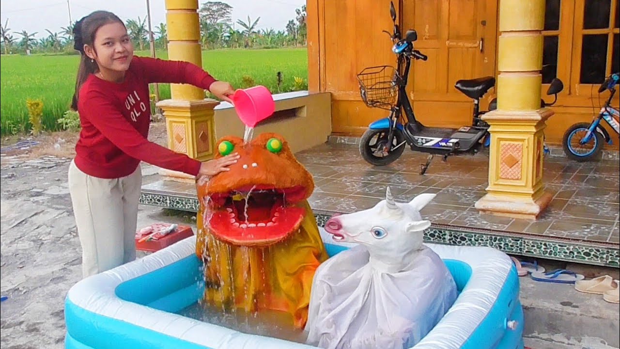Barongan kodok Mandi sama kuda biar bersih dan wangi