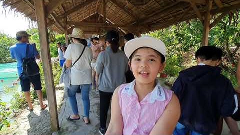 Maika và anh An An xem biểu diễn cá lóc bay tại Cồn Sơn (Cần Thơ)