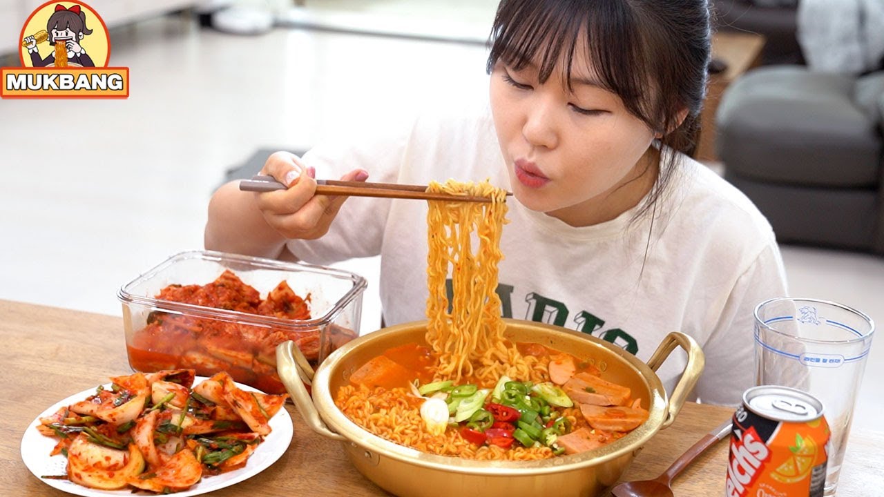 ⁣★초간단 레시피로 만든 양파김치와 햄, 스팸 넣은 부대라면 먹방 | Onion Kimchi Mukbang