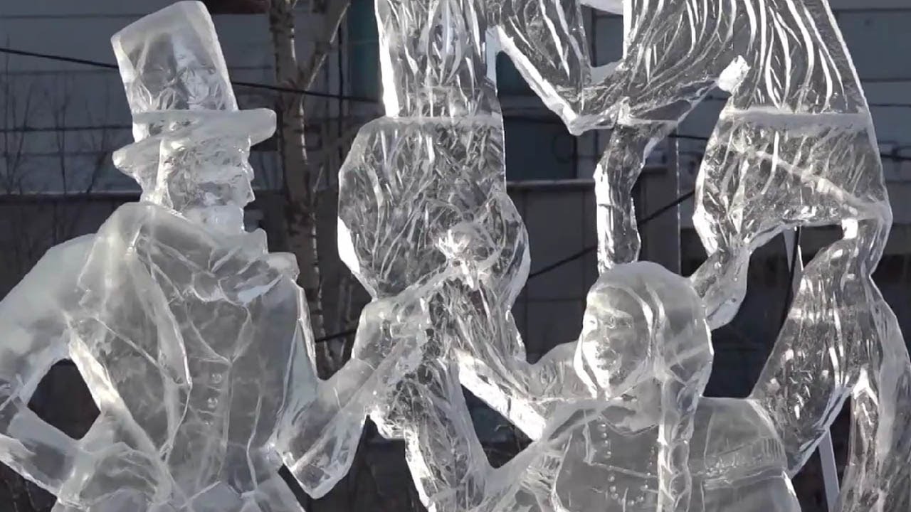 Ледяные фигуры по мотивам творчества Александра Сергеевича Пушкина создали в Крвсноярске