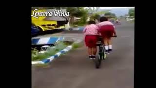 Heboh...satu sepeda dikayuh dan dikendarai dua anak sekaligus