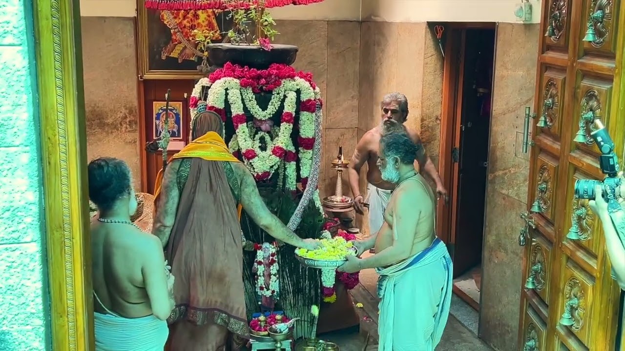 KANCHI  VAPANA PURNIMA, Jagadguru receives blessings at the adishtaanam