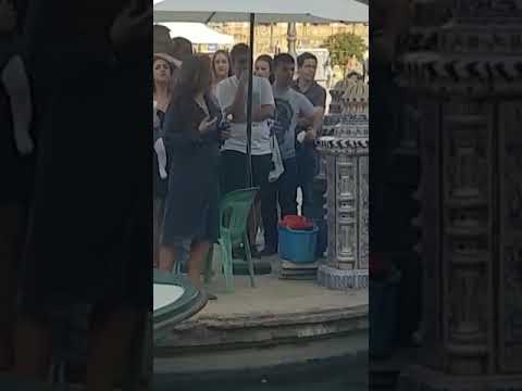 Un niño queda atrapado entre los barrotes de la Plaza de España