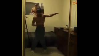 hombre bailando frente al espejo