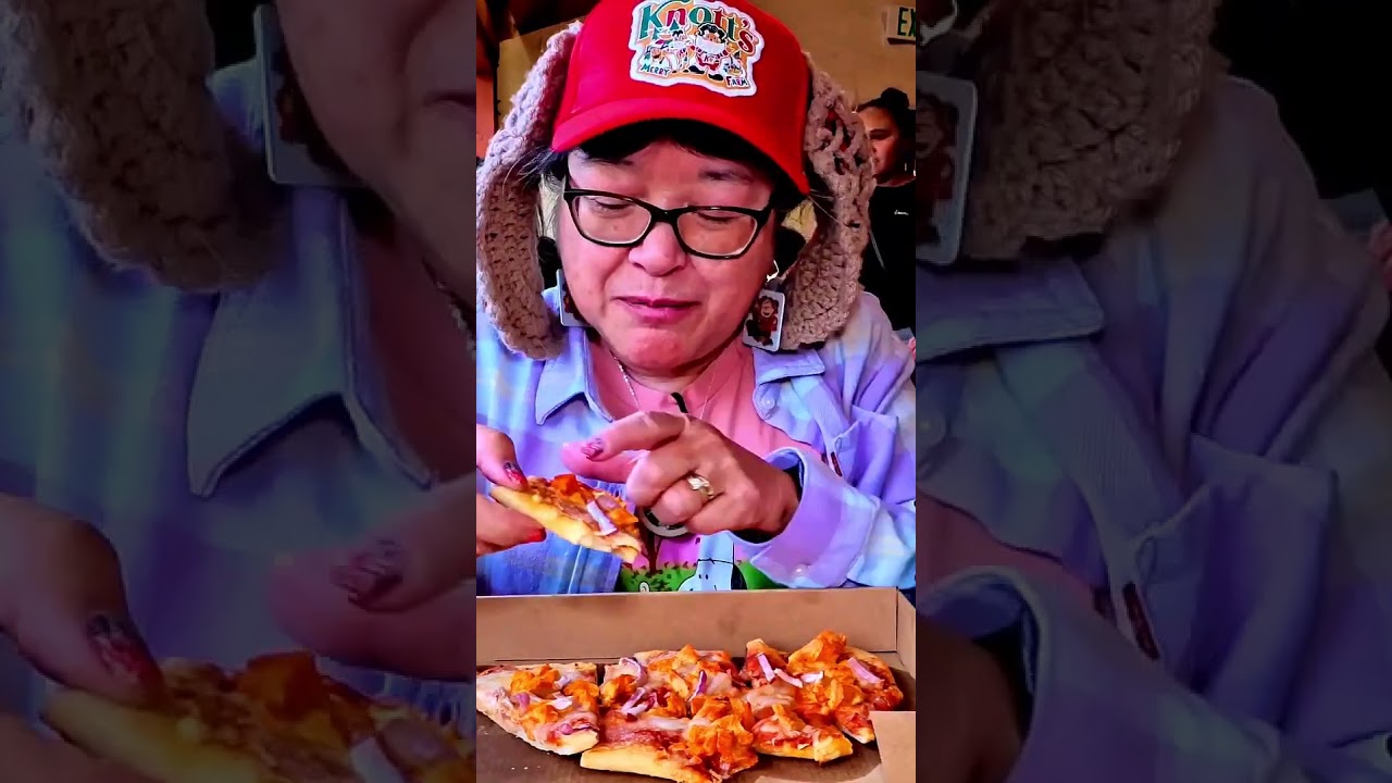 Buffalo Chicken Flatbread Pizza at Mrs Murphy's Kitchen: 2025 Knott's Merry Farm 