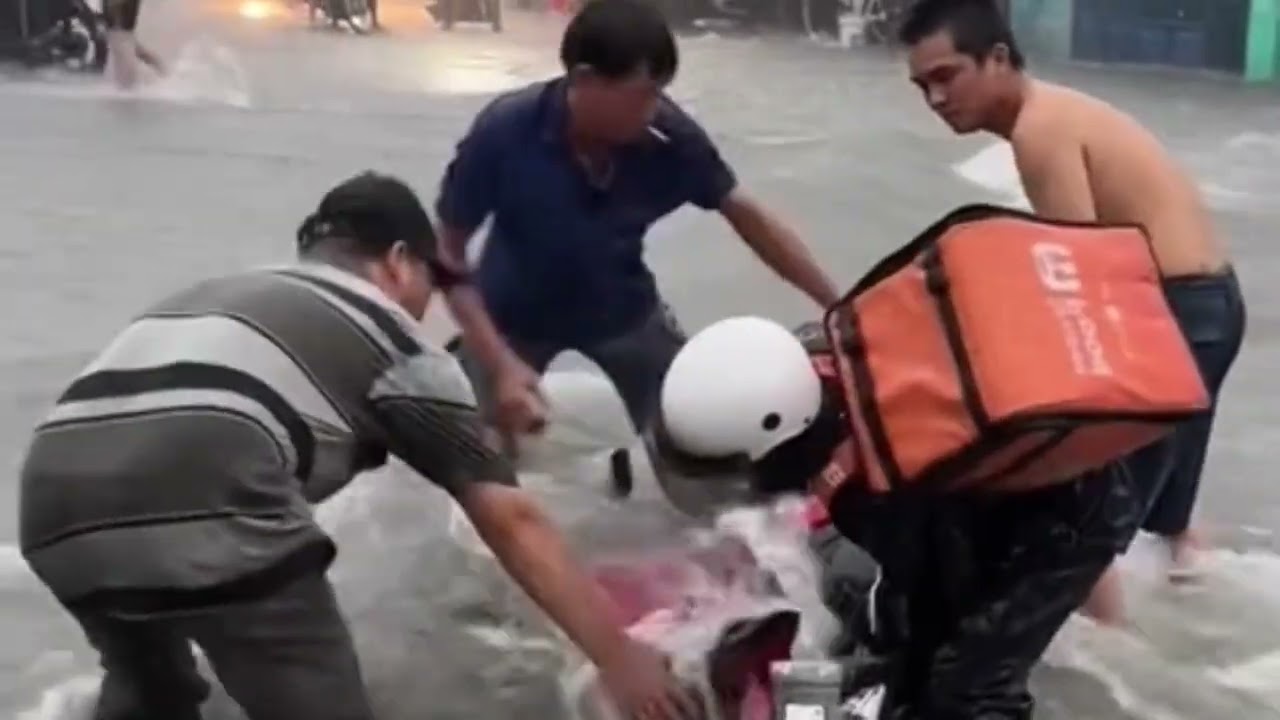 Nước cuốn trôi xe