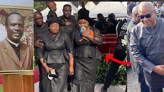 Aww Wife & Daughter of late Pentecost Chairman Apostle Micheal Ntumy weeps uncontrollably as body …