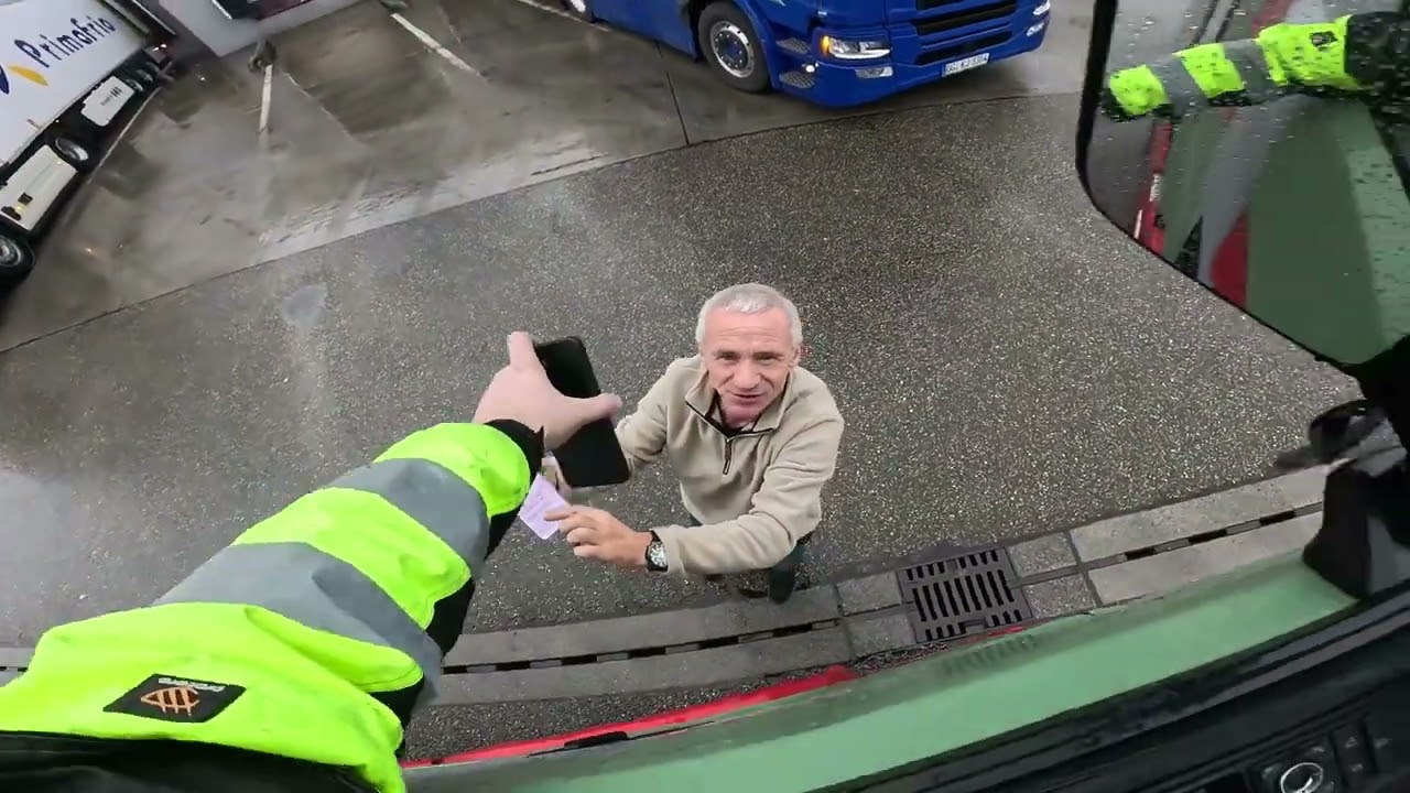 Încerc să iî explic că trebuie să meargă la rampa 21 și să elibereze rampa 18 !!!