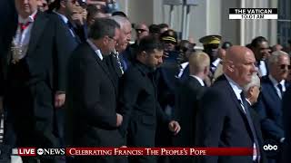 Crowd at Pope Francis' funeral applauds Ukrainian President Zelenskyy