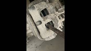 Ram 5500 rear brake trick with snap on prybar. #automobile #cummins #mechanic #fieldmechanic #mech