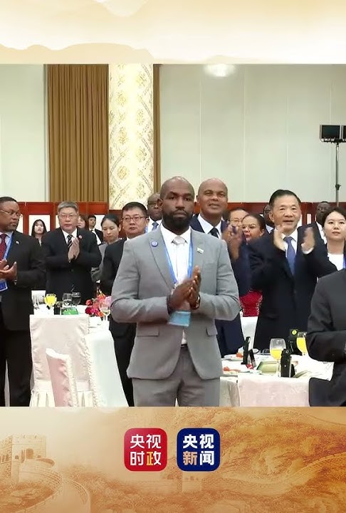 国家主席习近平和夫人彭丽媛同出席中非合作论坛北京峰会的国际贵宾共同步入宴会厅 | CCTV