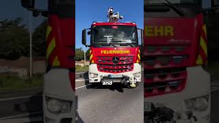 Oshkosh Striker – The Fire Truck Built for Plane Crashes 🚒✈️🇺🇸