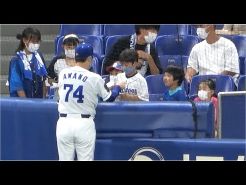 子供たちを呼び寄せて何かを手渡す阿波野コーチ（2021年8月18日）
