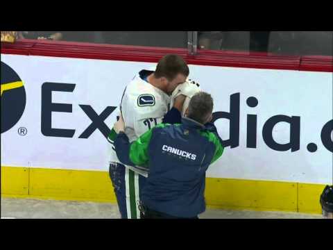 Gotta See It: Gallagher's high stick gives Sedin a nosebleed