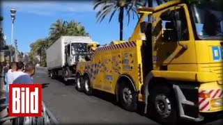 Polizei in Nizza transportiert den Todes-LKW ab