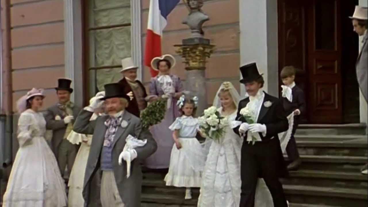 Бір қыз тұр, жігіт оның көтін жалап жатыр.