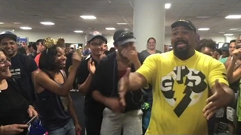 'Aladdin' and 'Lion King' Broadway Cast Have Amazing Sing-Off at Airport