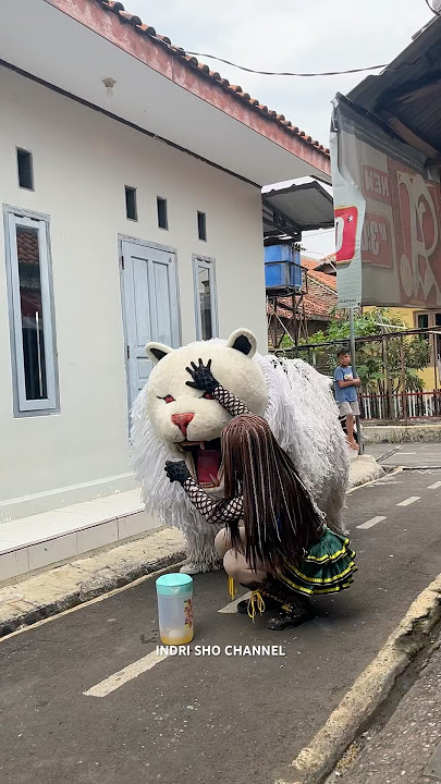 Rika memakai kedok bety jinakin can macanan