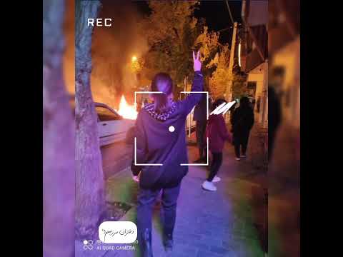 زرین شهر اصفهان ۲۴ آبان ۱۴۰۱ دختری شجاع با دستان کوچکش آزادی را نشان میدهد