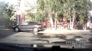 люк на дороге