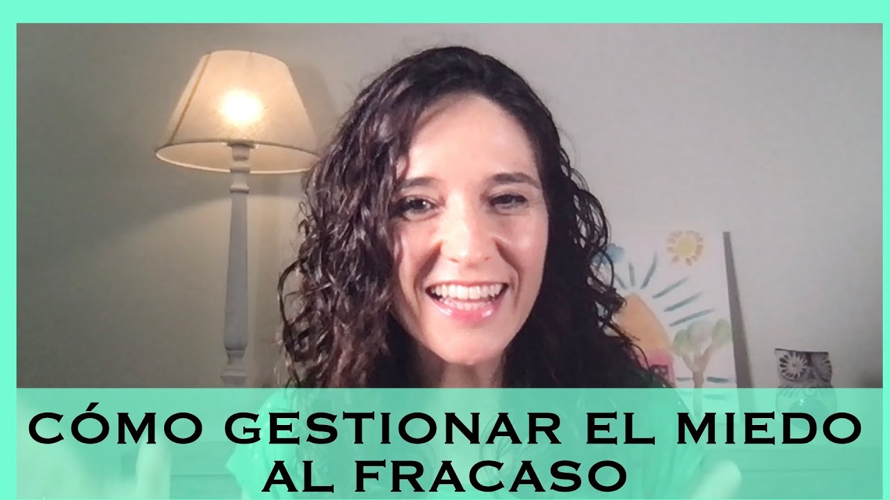 Una chica sonriendo, dando una explicación