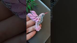 Брошь ручной работы нежно-розовая колибри из бисера и пайеток
