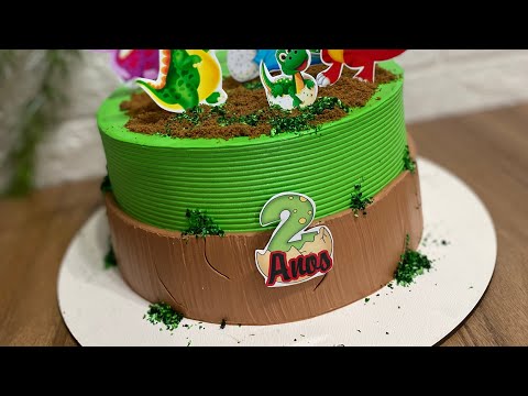 Bolo dinossauro efeito tronco / graminha artificial