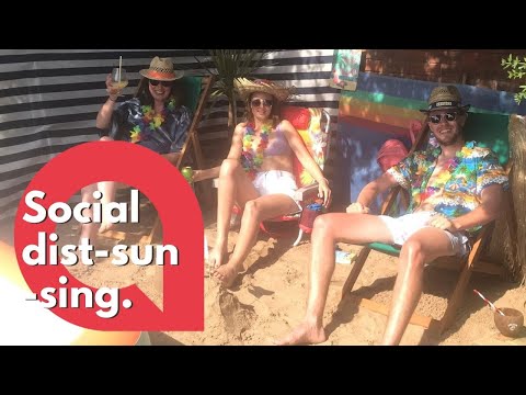 Quarantined Brits recreate a GARDEN beach 🏖😎🍹| SWNS