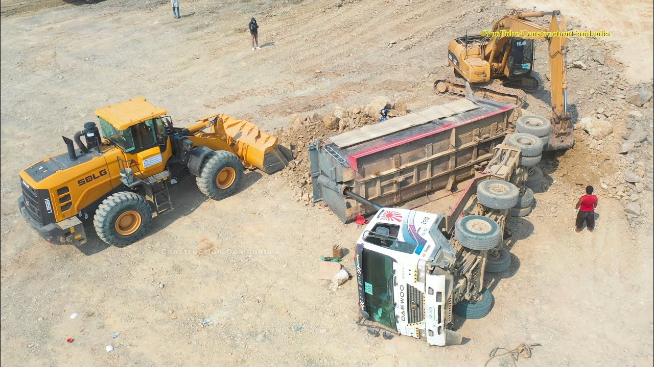Daewoo Dump Truck Unloading Fail Overturned Help By Wheel Loader
