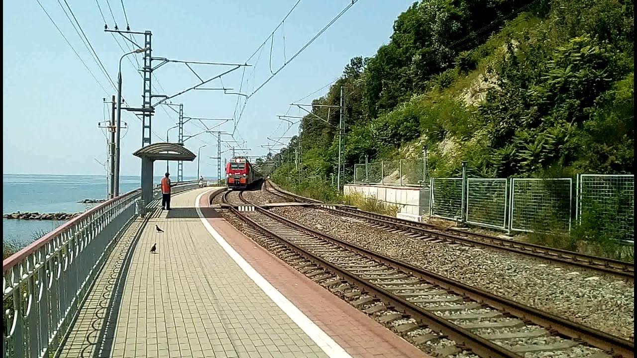 Нижнее макопсе фото поезда. Макопсе спуск. Электричка макопсе. Жд вокзал водопадный. Макопсе (платформа).