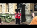 Humour anglais pendant le changement de garde à la tour de Londres