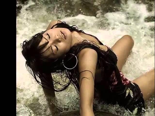 Redhead minus beradi va sharlarni erkalaydi