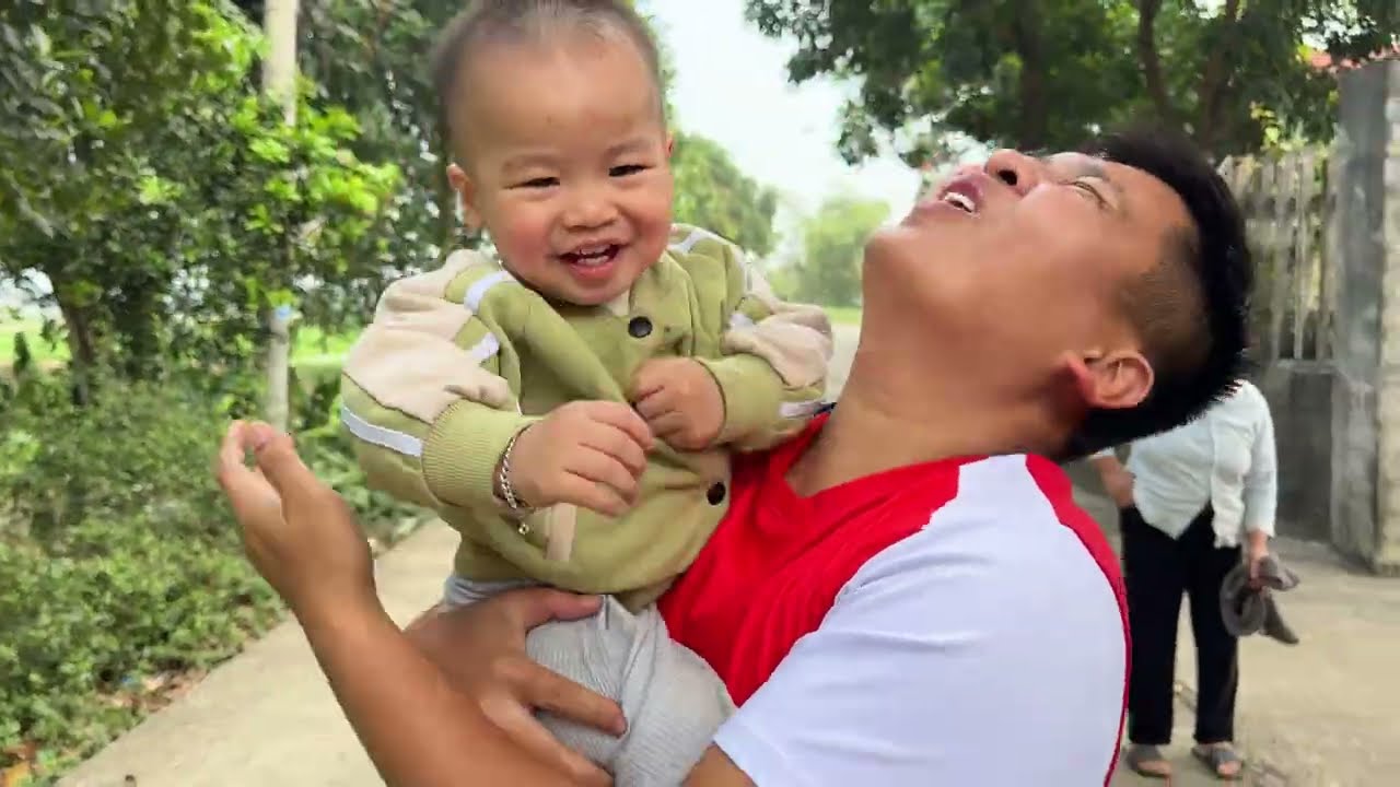 Hoài Anh Đón Coca Ở Dưới Ngoại Về Ăn Tết