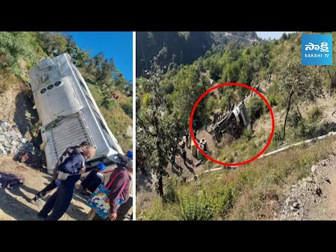 లోయలో పడ్డ బస్సు.. | Bus Falls Into Gorge in Uttarakhand | Sakshi TV - SAKSHITV